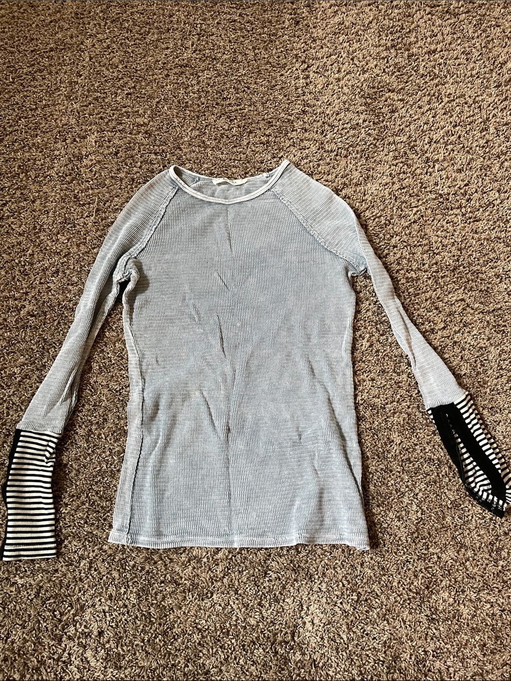 Light Gray Ribbed Long-Sleeve Top with Striped Contrast Cuffs